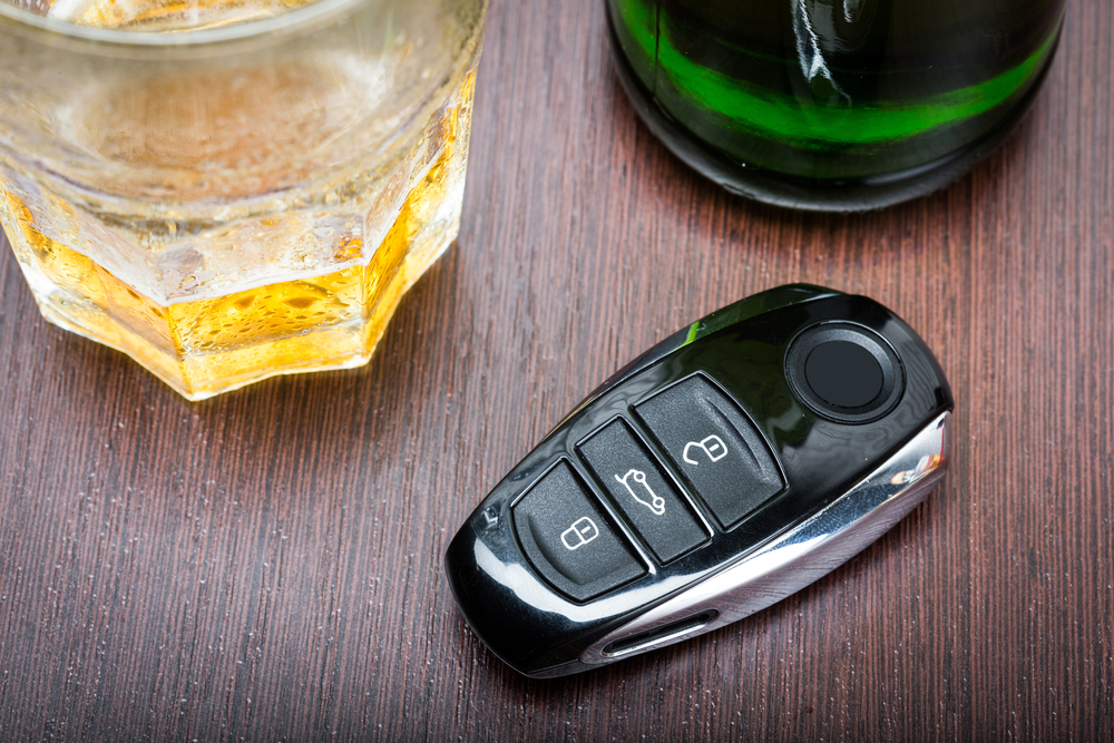 car key on the bar with alcohol